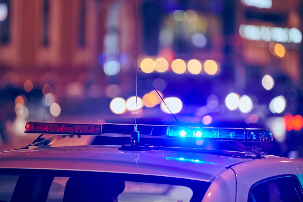 Zuchwała kradzież w Świdnicy: Policja poszukuje mężczyzny, który ukradł portfel z torebki klientki