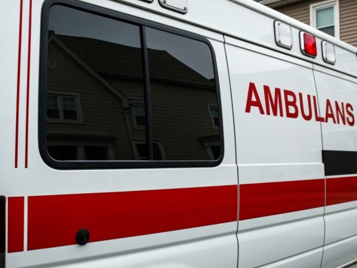 Zimowe niebezpieczeństwa w Świdnicy: strażacy walczą z skutkami śnieżycy