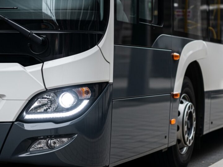 Strzegom wkracza w nową erę transportu: burmistrz podpisuje umowę z PKS „TOUR”