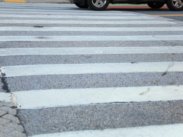 Bezpieczni na drogach: Policja edukuje pieszych w Świdnicy