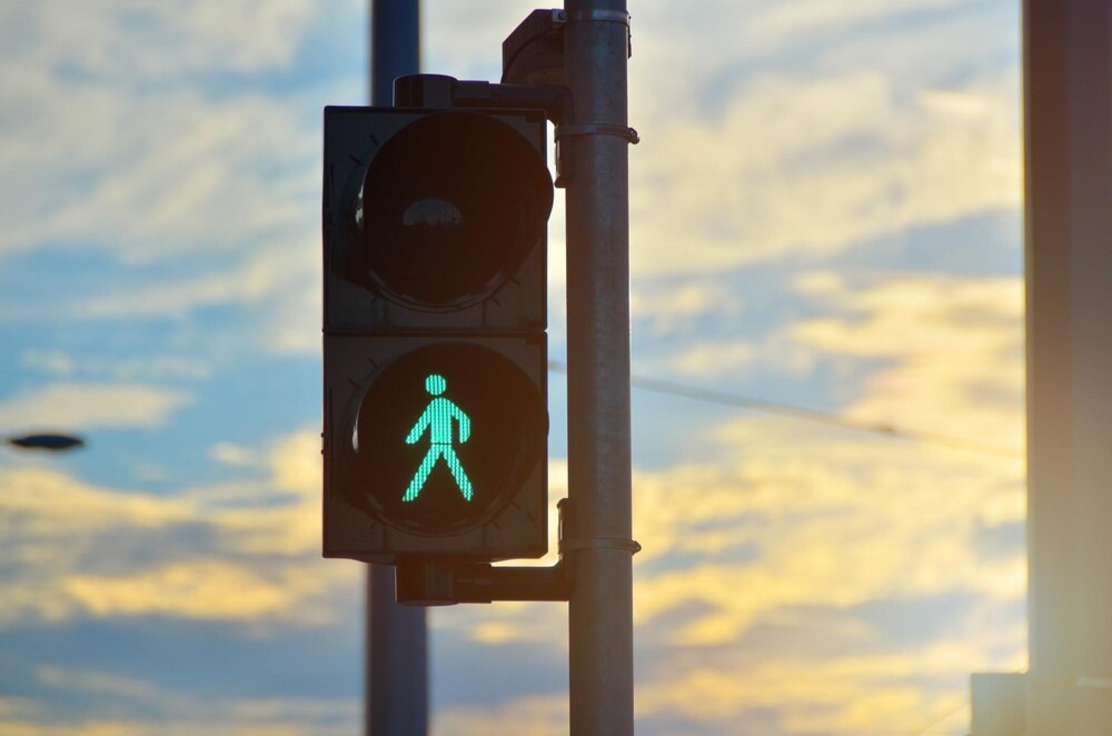 Policjanci uczą dzieci zasad bezpieczeństwa na drodze