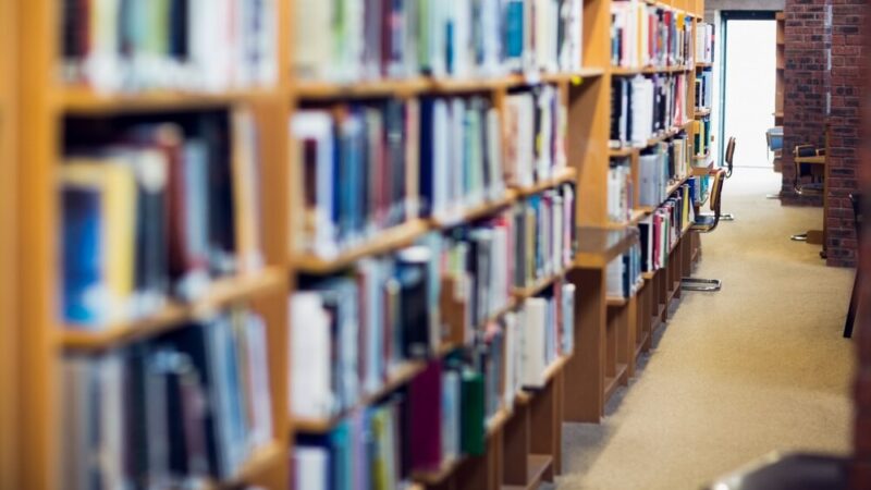 Ożyw swoją bibliotekę: Dołącz do ruchu bookcrossingu!