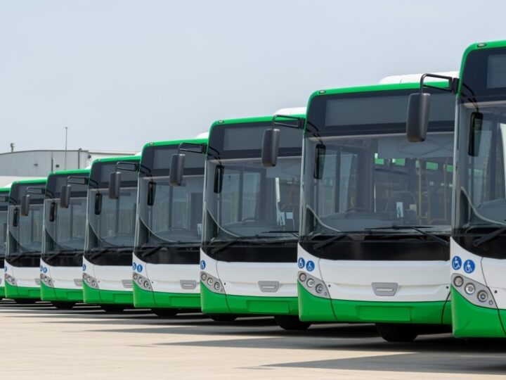 Świebodzice wprowadzają nowoczesne plakaty informacyjne na przystankach autobusowych
