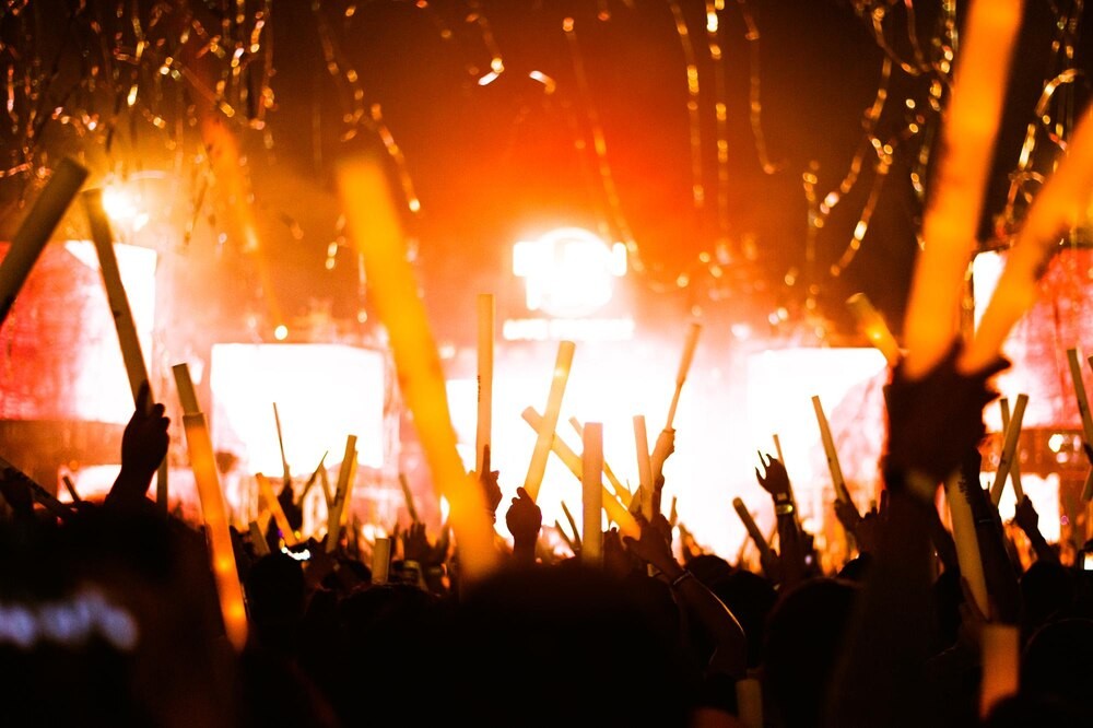 Letni koncert w Świdnicy: Magia muzyki i ognia w parku!