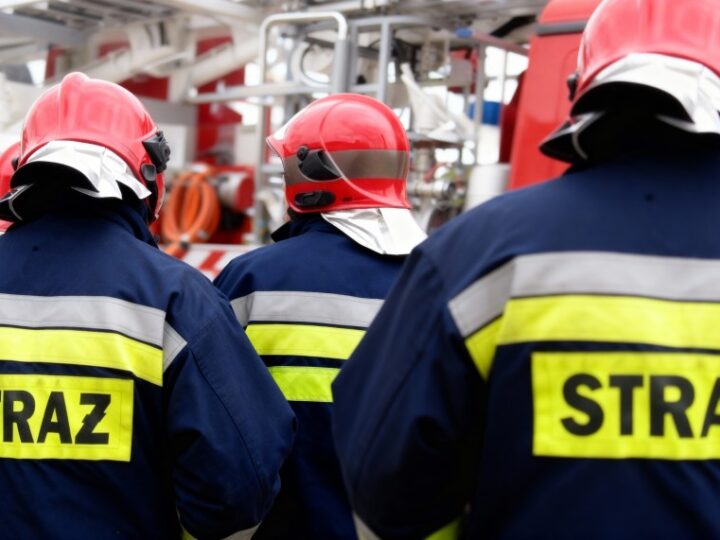 Dzień pełen wyzwań dla strażaków w Świdnicy: Pożar kampera i dramatyczne poszukiwania dziecka