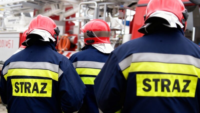 Dzień pełen wyzwań dla strażaków w Świdnicy: Pożar kampera i dramatyczne poszukiwania dziecka