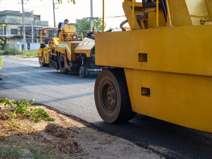 Jaroszów zyskuje nową drogę – budowa w pełnym toku!