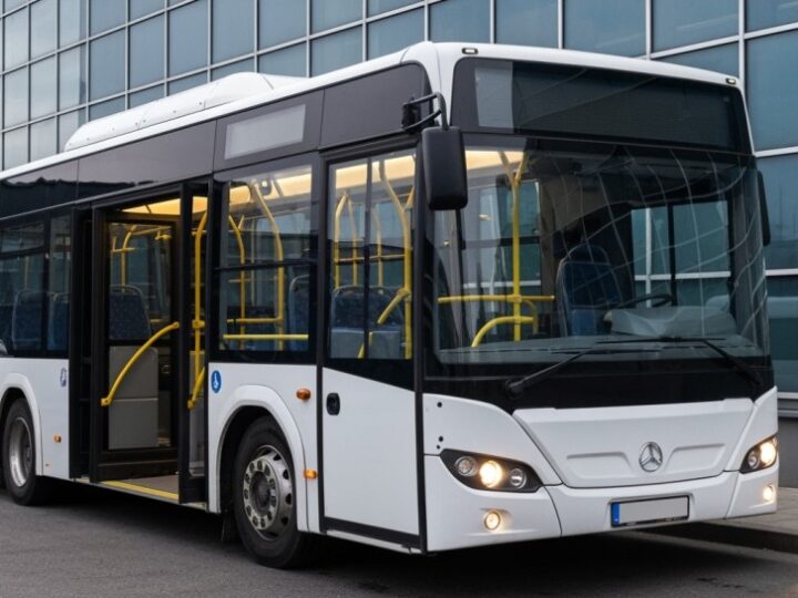 Strzegom w podróży: odkryj miasto autobusem i zabierz książkę!